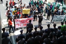 Unjuk Rasa Warnai Pelantikan Anggota DPRD Jabar  