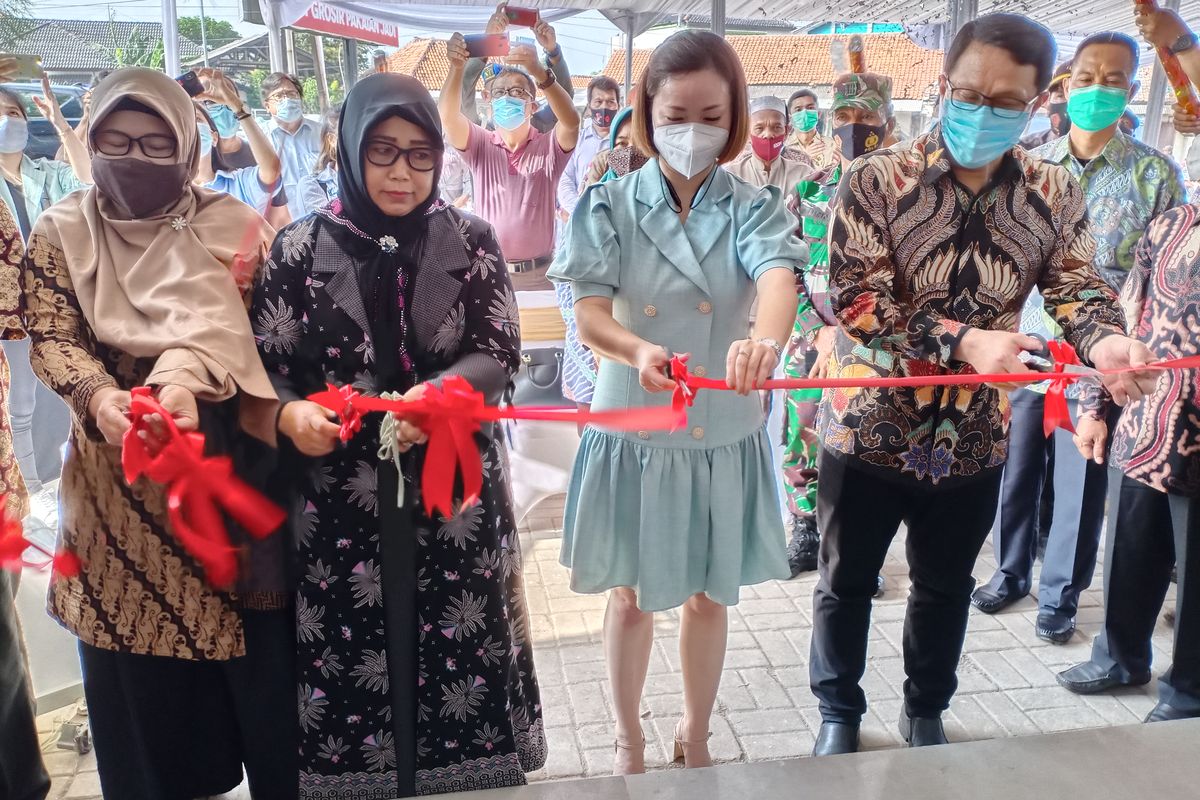 Moizland Development secara resmi membuka galeri marketing Moiz Trade Center (MTC) Cirebon, Jawa Barat, Minggu (15/5/2020). Tampak dalam gambar Komisaris Moizland Development Chandra Goetama (kanan) dan Direktur Moizland Development Sandy Wang (kedua dari kanan) menggunting pita tanda dibukanya galeri marketing.
