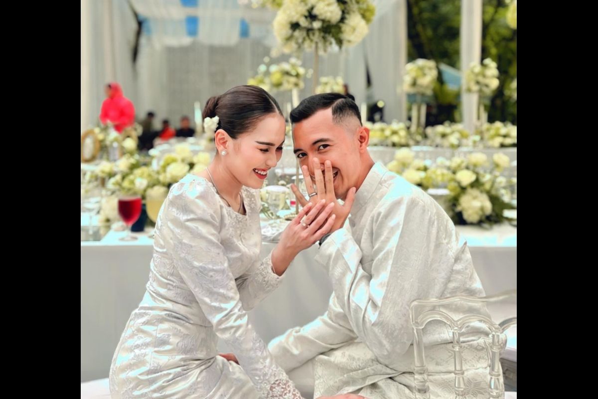 Tunangan penyanyi dangdut Ayu Ting Ting, anggota TNI berpangkat Lettu, Muhammad Fardana, mengunggah foto lamaran mereka di akun Instagram @derazala.