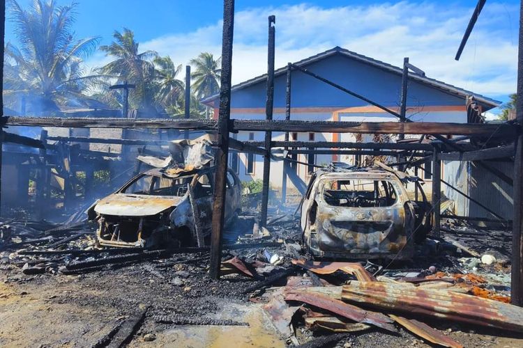 Puing dan kerangka mobil yang terbakar di kampung rumput laut Mamolok Nunukan, Kaltara yang terbakar Jumat (29/3/2024)