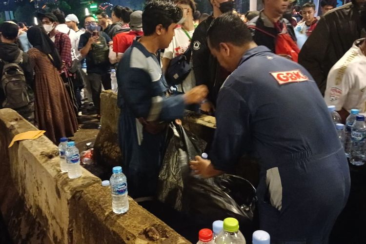 Sampah berserakan yang dibersihkan oleh petugas kebersihan SUGBK di pintu 10, saat laga Indonesia vs Argentina, Senin (19/6/2023).
