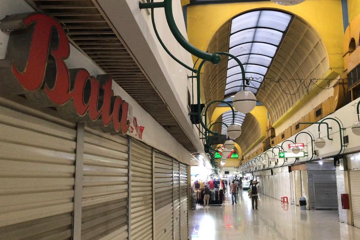 Suasana lorong Blok M Mall, Jakarta pada Sabtu (31/10/2020) siang. Blok M Mall disebut pedagang sudah mati dan tak berjaya seperti tahun 1990-2000an.