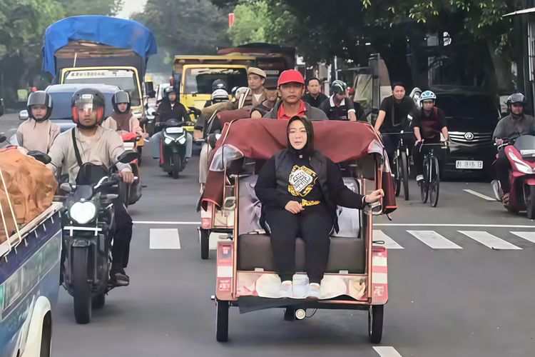 Hari Pertama WFH, Plt Bupati Ponorogo Naik Becak Listrik ke Kantor