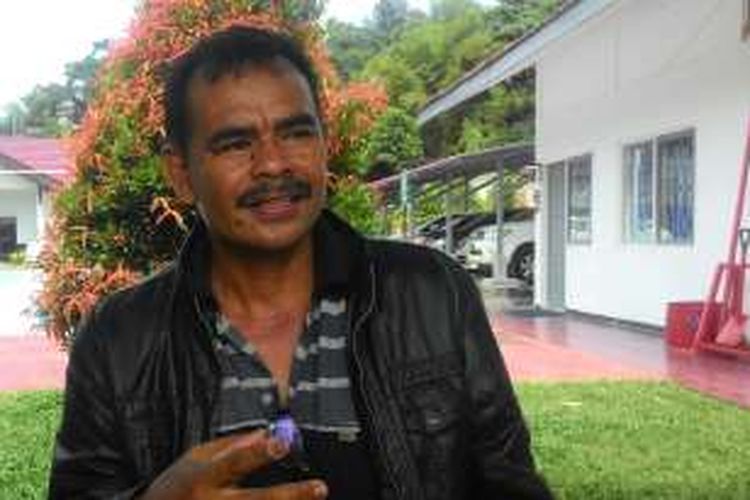 Jaelani, ayah dari Syahril, ketika menunggu di Pangkalan TNI AL di Balikpapan