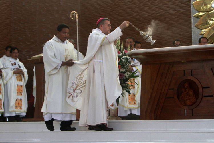 Duta Besar Vatican untuk Indonesia Mgr Piero Pioppo saat memimpin liturgi Misa Pemberkatan Gereja Katolik MRPD Pancasila Pontianak, Kalimantan Barat (11/3/2018)