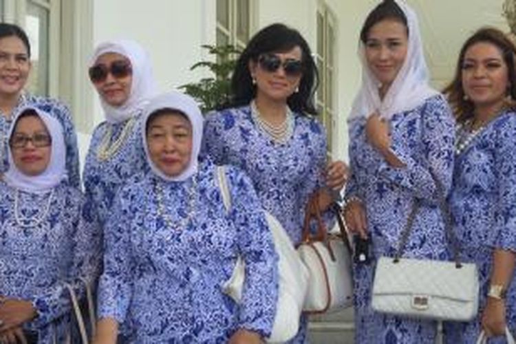 Para anggota Ikatan Wanita Pengusaha Indonesia (IWAPI) berpose di istana kepresidenan, Kamis (18/9/2015).