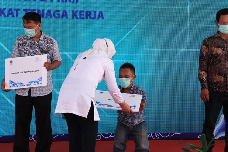 Menaker RI Ida Fauziyah ketika meluncurkan Program ?Mang Covid?, kolaborasi antara Kementerian Ketenagakerjaan, Kementerian Perindustrian, Pemkab Indramayu dan PT Polytama Propindo yang dilaksanakan di halaman Dinas Tenaga Kerja Kabupaten Indramayu, Rabu (21/10/2020). Program ini merupakan pemberdayaan terhadap masyarakat terutama pekerja yang terkena PHK, UMKM yang terdampak, dan juga para penyandang disabilitas.