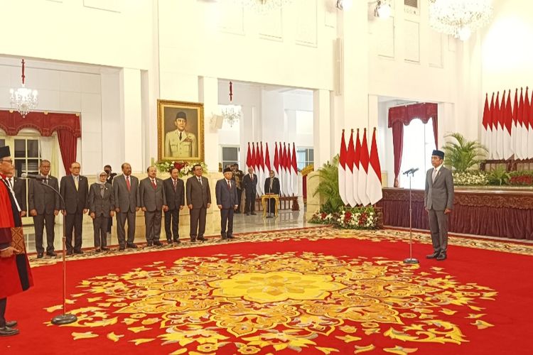 Ridwan Mansyur saat akan mengucapkan sumpah jabatan di hadapan Presiden Joko Widodo di Istana Negara, Jakarta, Jumat (8/12/2023).