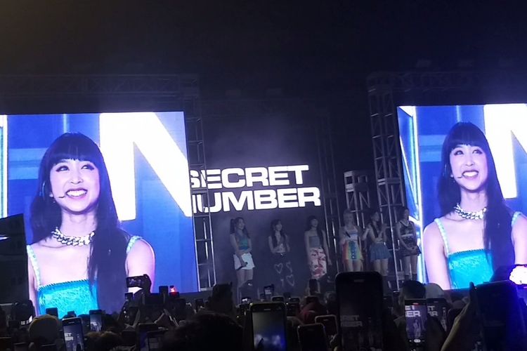 Member SECRET NUMBER, Dita Karang saat menyapa penonton di KV Fest yang menjadi panggung pertama mereka di Indonesia, di Tennis Indoor Senayan, Jakarta Pusat, Minggu (28/8/2022).