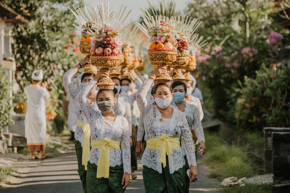 Suku Bali Shutterstock/Adi Dharmawan