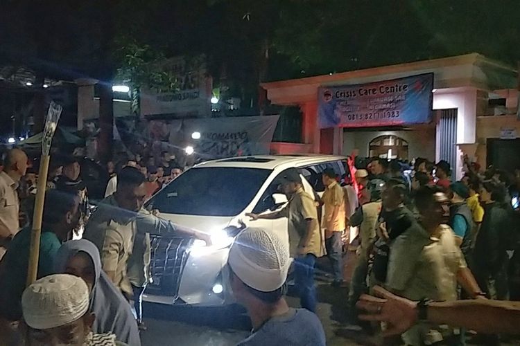 Calon presiden nomor urut 02 Prabowo Subianto menjenguk pendukungnya yang menjadi korban kericuhan unjuk rasa penolakan hasil Pilpres 2019 di crisis center Rumah Aspirasi Prabowo-Sandiaga, Jakarta Pusat, Rabu (22/5/2019).