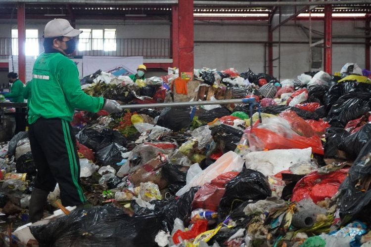 Bali jadi sorotan pemerintah lantaran timbulan sampah yang belum terkelola dengan baik. Kabupaten Gianyar punya timbulan sampah terbanyak.