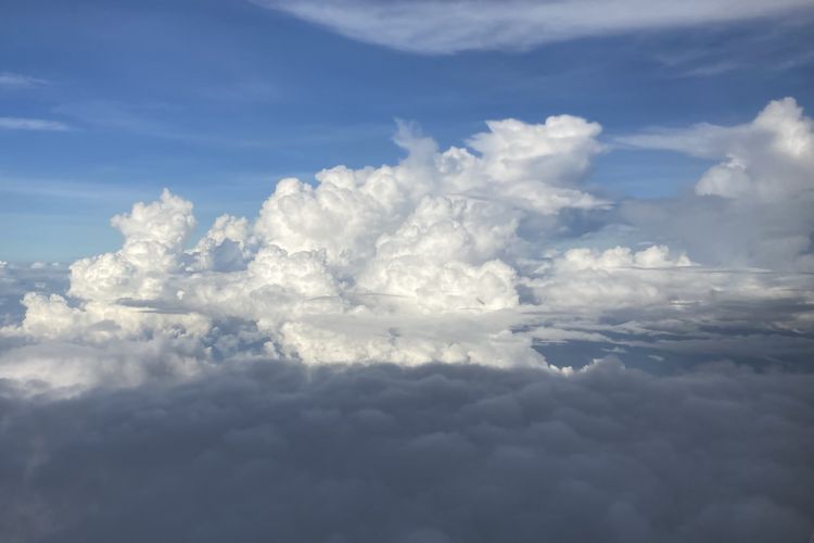 Gumpalan awan di langit Maluku pada Jumat (29/10/2021).