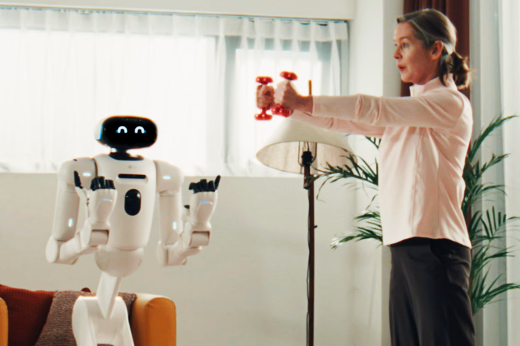 LG juga menampilkan CLOiD membantu aktivitas lain, seperti menemani pengguna saat olahraga di rumah. 