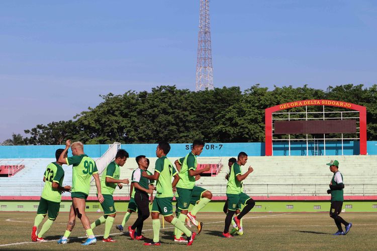 Persebaya Surabaya latihan rutin di Stadion Gelora Delta Sidoarjo, Jawa Timur.