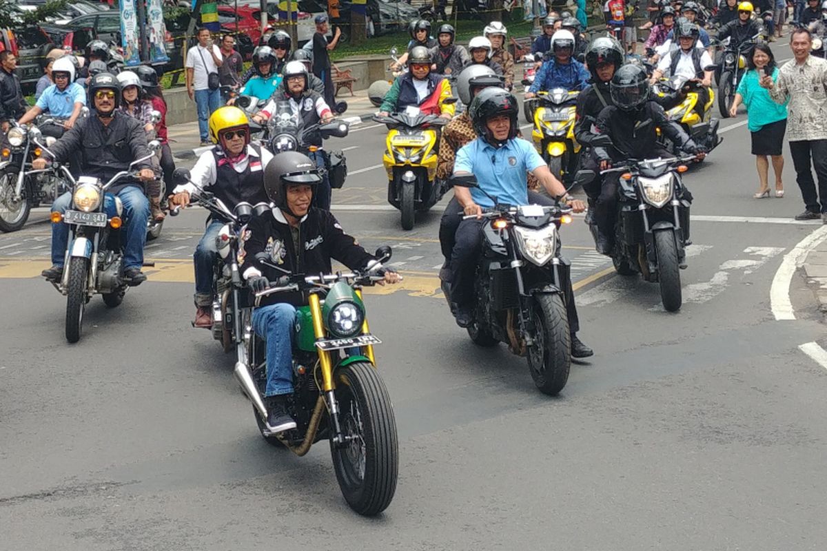 Presiden Joko Widodo kembali menunggangi motor Kawasaki w175 miliknya yang berwarna hijau. Kali ini, Jokowi melakukan touring singkat di Kota Bandung, Jawa Barat, Minggu (11/10/2018). 