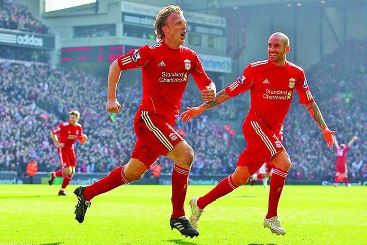 Pemain Liverpool asal Belanda, Dirk Kuyt, merayakan gol keduanya ke gawang Edwin van der Sar bersama temannya, Raul Meireles, saat menjamu Manchester United di Stadion Anfield pada lanjutan Liga Primer Inggris, Minggu (6/3). Liverpool menang 3-1 atas pemuncak klasemen tersebut.