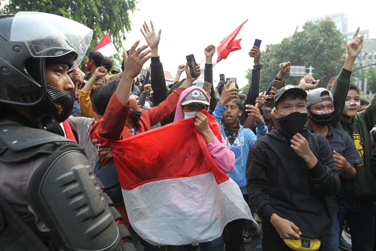 Masa dan polisi sempat damai usai kericuhan terjadi saat demonstrasi menolak UU Cipta Kerja di kawasan Istana Negara, Jakarta, Kamis (8/10/2020). Kericuhan ini mengakibatkan sejumlah fasilitas publik dibakar massa.