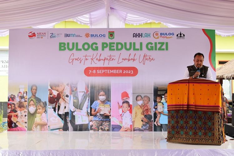 Perum Bulog melalui program Bulog Peduli Gizi menyalurkan bantuan berupa 7.650 kg beras Fortivit atau beras bervitamin untuk keluarga dengan balita di Desa Senaru, Lombok Utara, Nusa Tenggara Barat (NTB), Kamis (7/9/2023). 