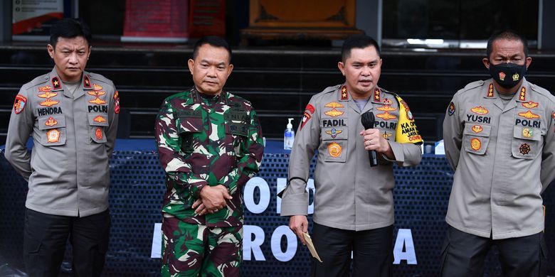 Kapolda Metro Jaya Irjen Pol Fadil Imran (kedua kanan) bersama Pangdam Jaya Mayjen TNI Dudung Abdurachman (kedua kiri), Karopaminal Divpropam Polri Brigjen Pol Hendra Kurniawan (kiri) dan Kabid Humas Polda Metro Jaya Kombes Pol Yusri Yunus menyampaikan keterangan pers di Polda Metro Jaya, Jakarta, Senin (7/12/2020). Kapolda mengungkapkan telah terjadi penyerangan pada Senin (7/12/2020) pukul 00.30 WIB di Jalan Tol Jakarta-Cikampek kilometer 50 terhadap anggota Polri yang bertugas menyelidiki informasi rencana pengerahan kelompok massa untuk mengawal pemeriksaan Rizieq Shihab, sebanyak enam dari sepuluh orang yang diduga pengikut Rizieq Shihab tewas ditembak oleh polisi karena melakukan perlawanan dengan senjata api. ANTARA FOTO/Sigid Kurniawan/rwa.