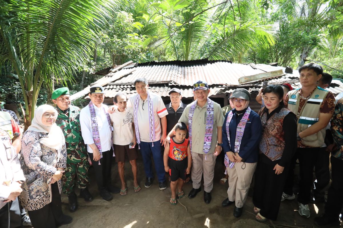Mendagri Muhammad Tito Karnavian bersama Menteri PKP Maruarar Sirait dan Kepala BPS Amalia Adininggar Widyasanti dalam kunjungan ke Kabupaten Sitaro, Sulut, Jumat (10/4/2026).