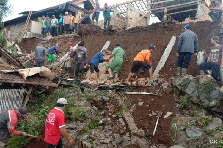 Salah satu rumah warga Kabupaten Ponorogo yang terdampak bencana longsor setelah hujan menghantam bumi reyog semalaman.