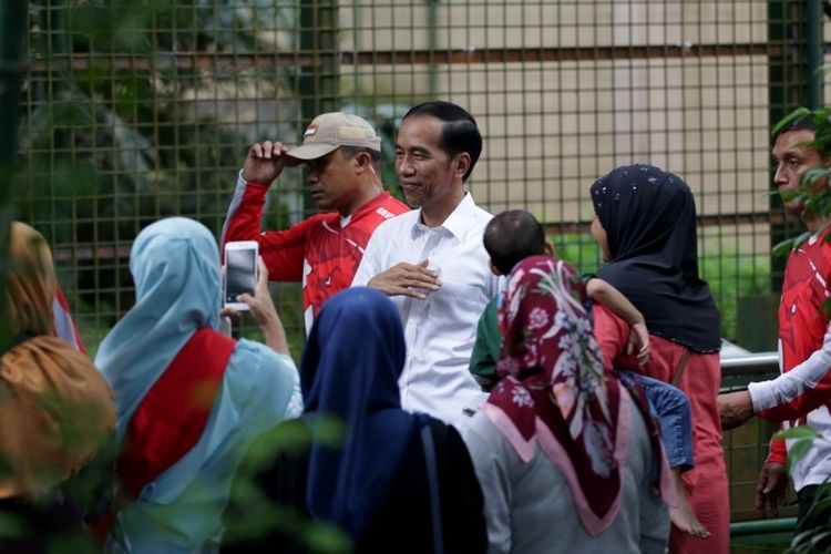 Presiden Republik Indonesia, Joko Widodo beserta istri serta dua anaknya berlibur ke Kebun Binatang Ragunan, Jakarta, Kamis (29/6/2017). Dalam liburannya ini Joko Widodo dan keluarga terlihat menyambangi Pusat Primata Schmutzer.