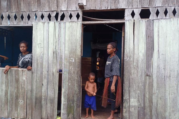 Kondisi Rumah Warga Kampung Rufei, Sorong, Papua Barat Daya yang dihuni oleh 3-5 keluarga, diambil pada Selasa (15/1/2024).