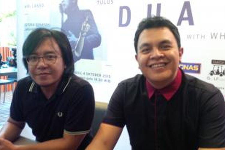 Vokalis Ari Lasso dan Tulus diabadikan usai jumpa pers konser kolaborasinya yang bertanjuk Dua Ruang, di restauran Dapur Solo, Panglima Polim, Jakarta Selatan, Rabu (23/9/2015).