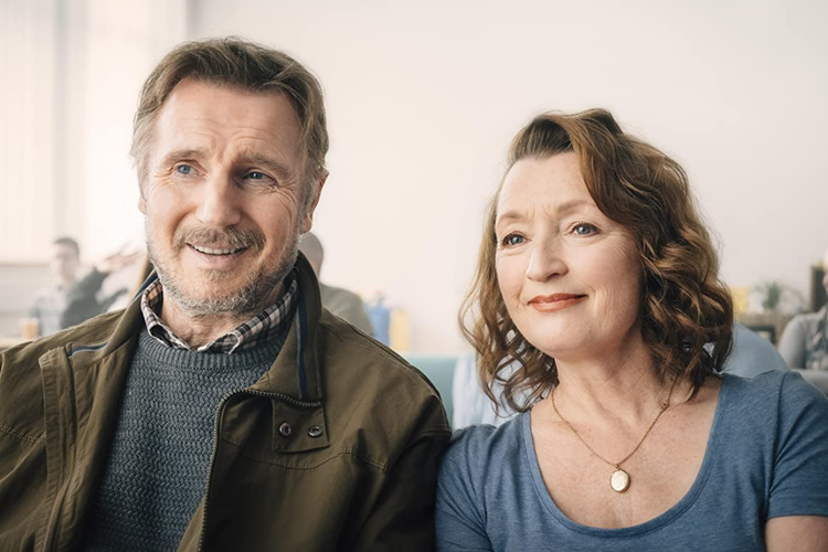Liam Neeson dan Lesley Manville dalam film drama romantis Ordinary Love (2019).