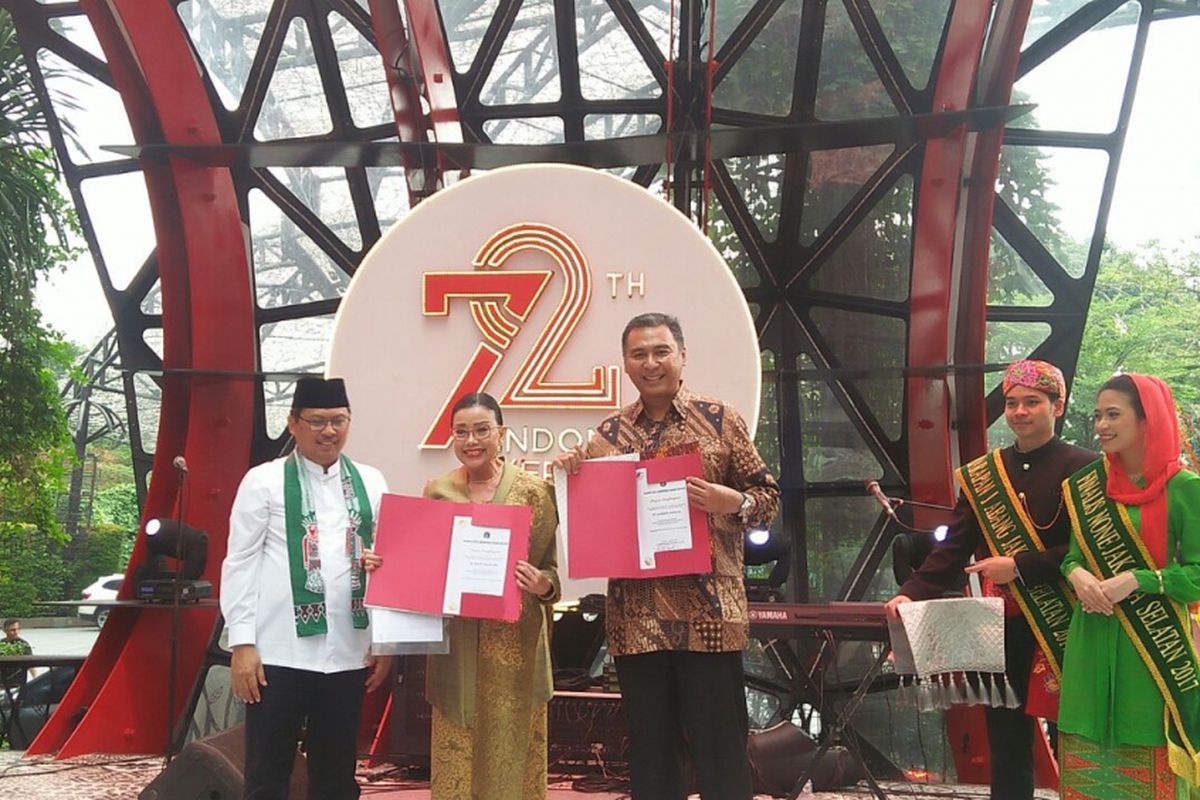 Wali Kota Jakarta Selatan Tri Kurniadi bersama ibunda Sandiaga Uno, Mien R Uno di acara Pekan Panutan Pembayaran Pajak Bumi dan Bangunan Pedesaan dan Perkotaan (PBB-P2) 2017 di Avenue of The Stars, Lippo Mall Kemang, Jakarta Selatan, Kamis (10/8/2017).