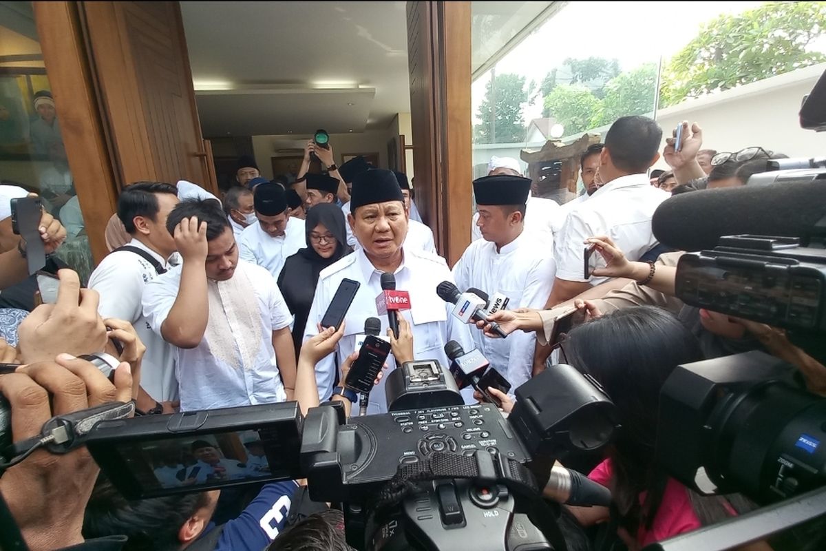 Menteri Pertahanan Prabowo Subianto saat melayat ke rumah duka almarhum Ketua Komisi III DPR RI Desmond J Mahesa di kawasan Ragunan, Jakarta Selatan pada Sabtu (24/6/2023). 