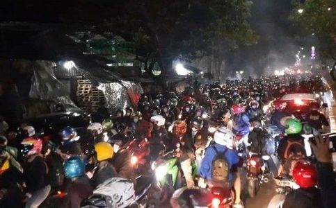 Thousands of Motorcycles Ram Through Security Barricades during Homecoming Exodus in Indonesia