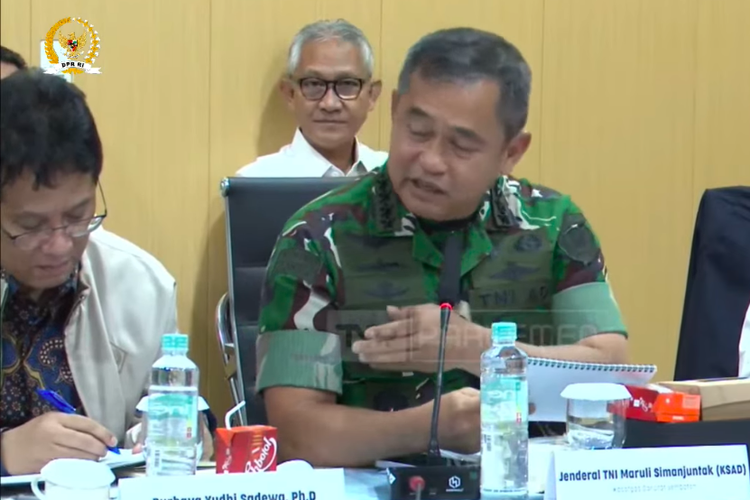 KSAD Jenderal Maruli Simanjuntal dan Menkeu Purbaya Yudhi Sadewa dalam rapat di Aceh, 31 Desember 2025.