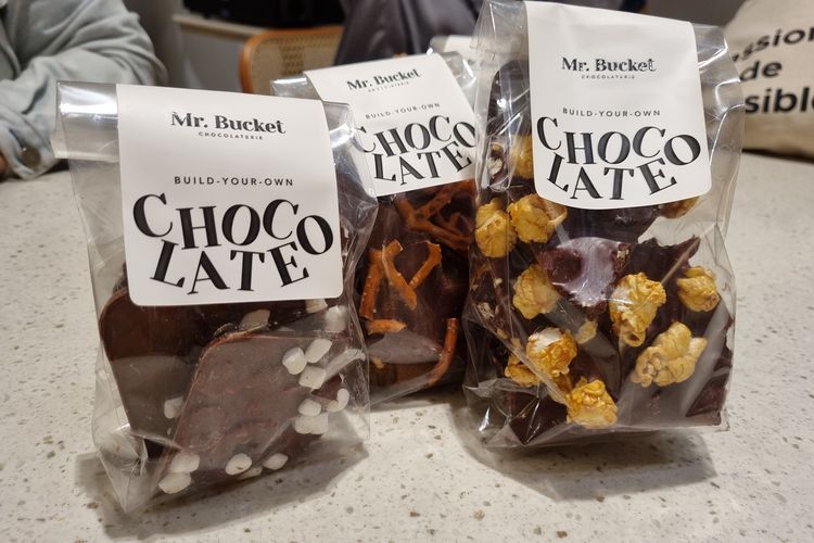 Cokelat topping custom di Mr Bucket Chocolaterie di Singapura, Rabu (4/10/2023).