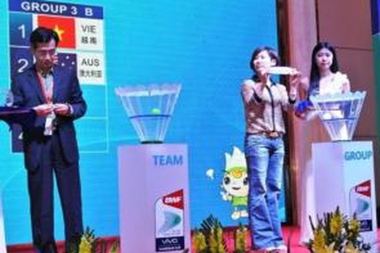 Li Zhujun (tengah), Marketing Director Li-Ning International membantu melakukan pengundian Piala Sudirman di Dongguan, Tiongkok, Senin (16/3/2015).