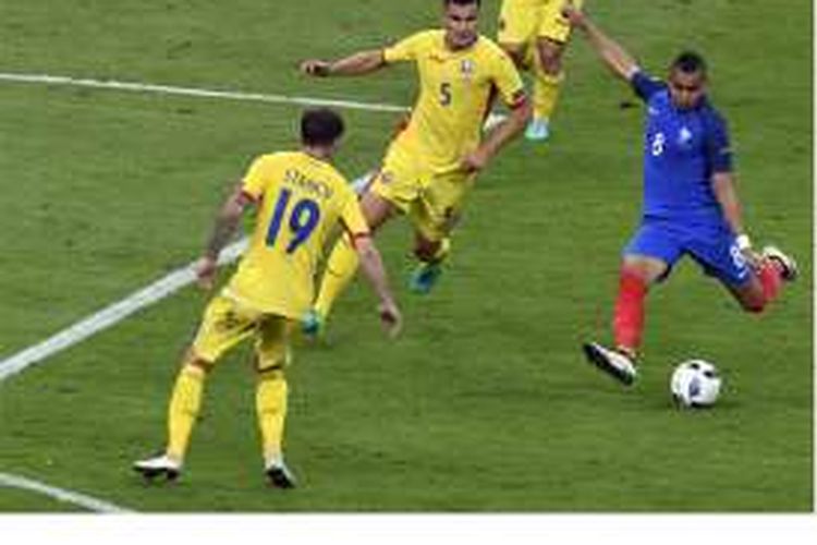 Penyerang timnas Perancis, Dimitri Payet (kanan), melepaskan tembakan untuk mencetak gol kedua timnya ke gawang Rumania pada laga perdana penyisihan Grup A Piala Eropa 2016 di Stade de France, Saint-Denis, Paris, Jumat (10/6/2016). Perancis menang 2-1.