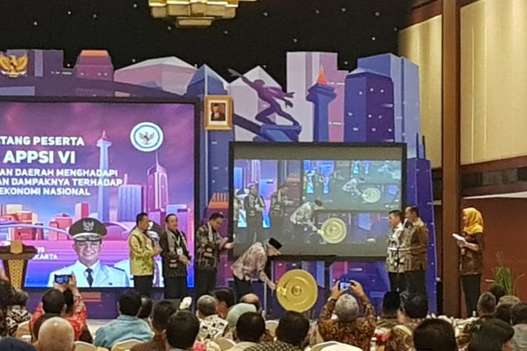 Wakil Presiden Maruf Amin saat membuka musyawarah nasional APPSI ke-VI di Hotel Borobudur, Jakarta Pusat, Senin (25/11/2019). Maruf didampingi Gubernur DKI Jakarta Anies Baswedan dan Ketua Umum APPSI sekaligus Gubernur Sulawesi Selatan Longki Djanggola.