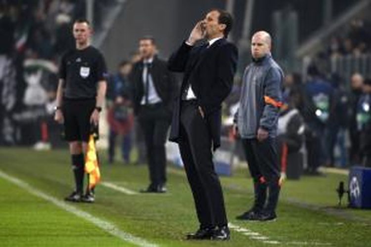 Salah satu ekspresi pelatih Juventus Massimiliano Allegri ketika menyaksikan timnya tampil melawan Sampdoria, pada pertandingan Serie-A, di Juventus Stadium, Turin, Minggu (14/12/2014). Laga itu berakhir 1-1.