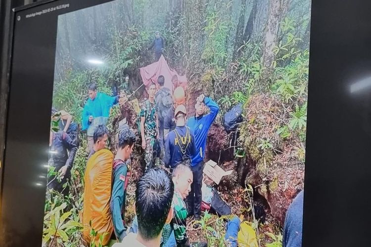 Suasana tim evakuasi di lokasi tempat kejadian helikopter rombongan Kapolda Jambi Irjen Rusdi Hartono mendarat darurat di kawasan hutan Kabupaten Kerinci, Jambi, Senin (20/2/2023).