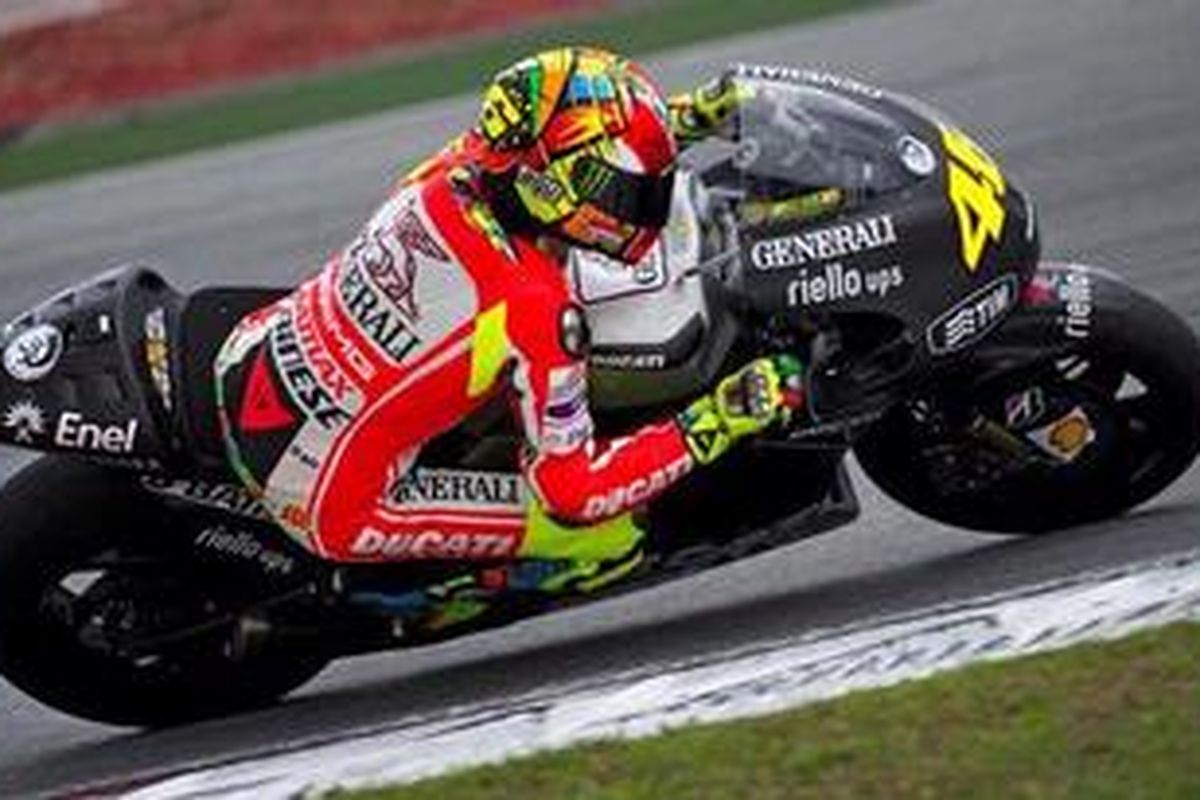 Pebalap Ducati, Valentino Rossi, menunggang Desmosedici GP12 saat latihan resmi perdana pra-musim MotoGP 2012 di Sepang, Selasa (31/1/12).