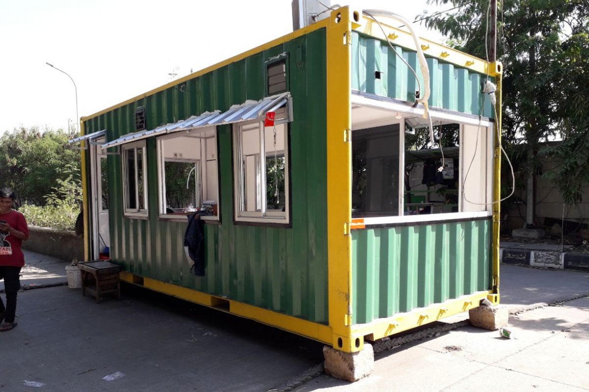 Kontainer tempat jaga parkir di Komplek Makam Mbah Priok yang dirusak  orang tak dikenal pada Jumat (4/5/2018) lalu.