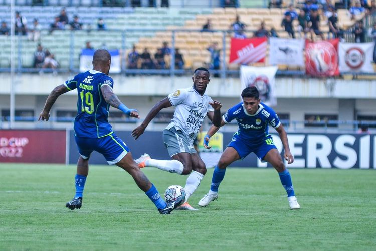 David da Silva mengoper bola ke Daisuke Sato dalam laga Persib Bandung vs Bali United pada pekan keenam Liga 1 2022-2023 yang digelar di Stadion Gelora Bandung Lautan Api, Selasa (23/8/2022) sore WIB.