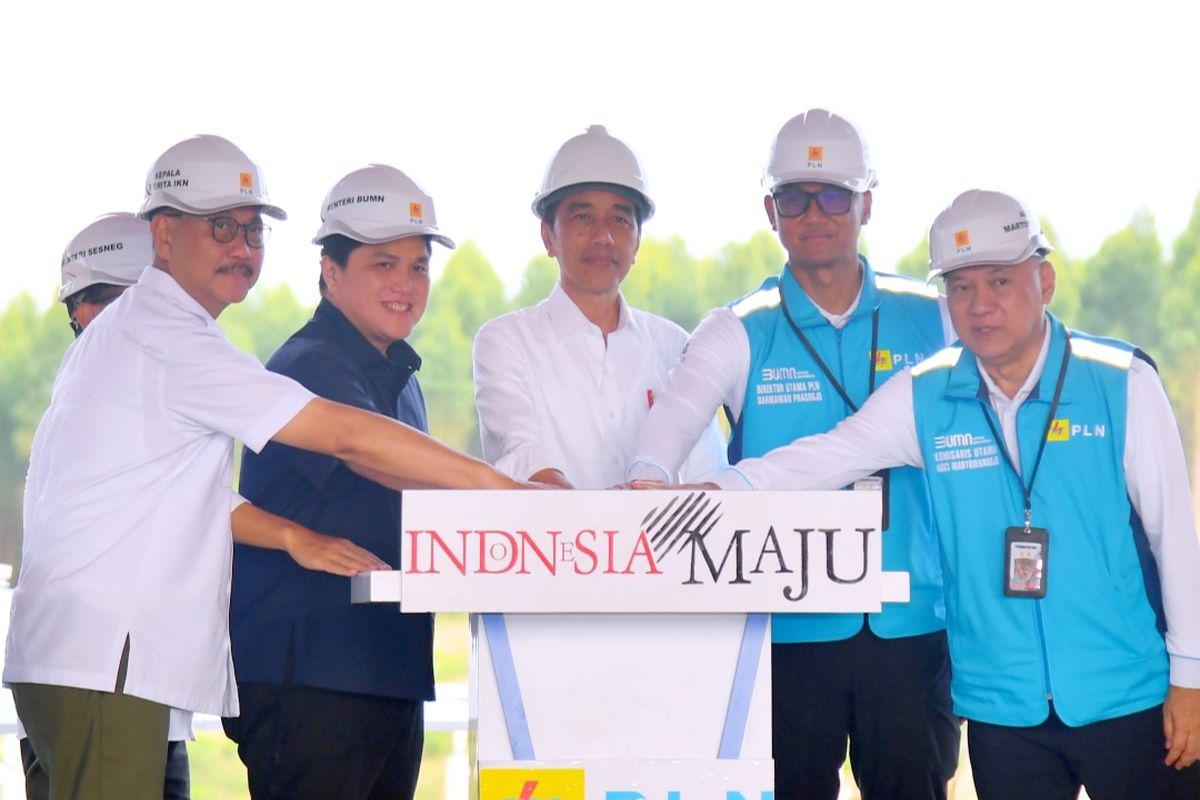 Presiden Joko Widodo didampingi Menko Marves Ad Interim Erick Thohir, Kepala Otorita IKN Bambang Susantono,  Direktur Utama PLN Darmawan Prasodjo dan Komisaris Utama PLN Agus Martowardojo ketika melakukan groundbreaking PLTS di IKN, Kalimantan Timur, Kamis (2/11/2023).