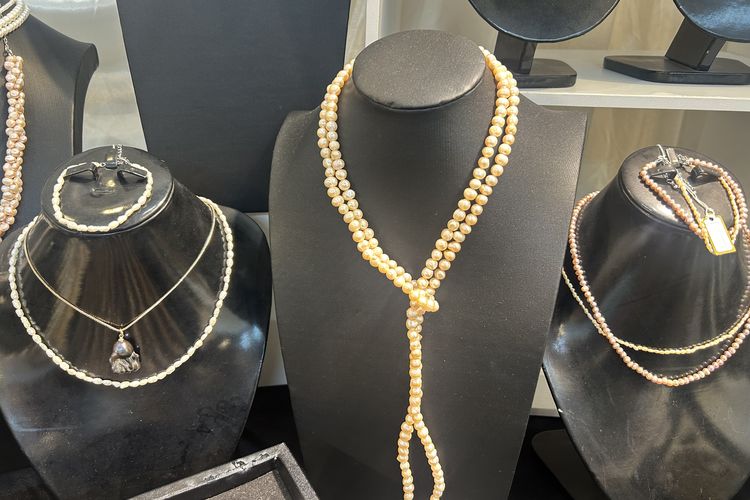 Produk perhiasan mutiara dari Crocus Pearl di Inacraft 2025 yang diselenggarakan di Jakarta Convention Center (JCC), Jakarta Pusat, Kamis (2/10/2025).