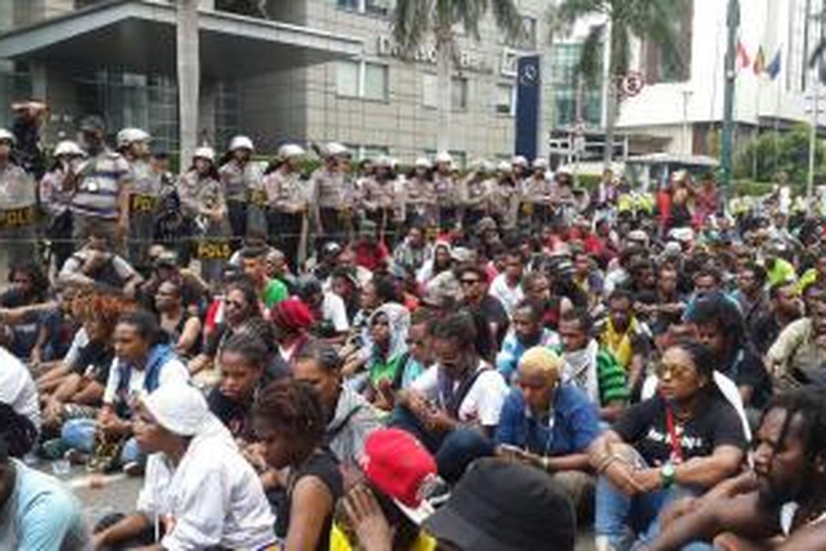 Massa Aliansi Mahasiswa Papua di Jalan Imam Bonjol, Bundaran Hotel Indonesia, Jakarta Pusat, Selasa (1/12/2015).