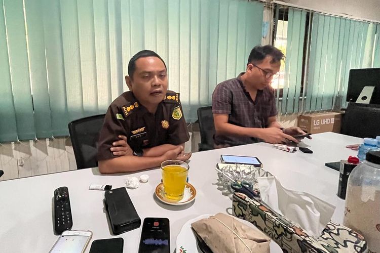 Kepala Seksi Pidana Khusus Kejari Banjarmasin, Arri HD Wokas memberikan keterangan soal penetapan 2 orang tersangka kasus pembangunan Gedung BPOM, Selasa (10/10/2023). 