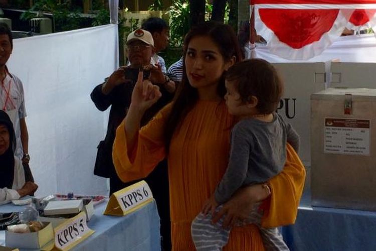 Jessica Iskandar usai menggunakan hak suaranya di TPS 22, Pasar Manggis, Setia Budi, Jakarta Selatan, Rabu (15/2/2017).