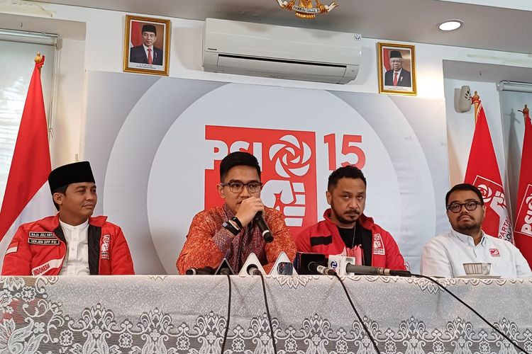 Ketua Umum (Ketum) Partai Solidaritas Indonesia (PSI) Kaesang Pangarep (batik merah), Sekjen PSI Raja Juli Antoni (peci hitam), berserta jajaran partai lainnya di Kantor DPP PDI, Jakarta, Jumat (24/11/2023).