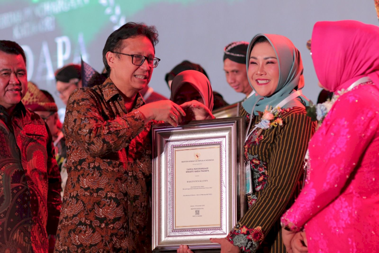 Penyerahan penghargaan Swasti Saba Kabupaten/Kota Sehat Tahun 2023 kategori Padapa dari Kementerian Kesehatan kepada Bupati Klaten Sri Mulyani di Jakarta, Selasa (28/11/2023)